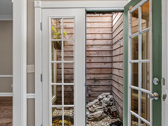 3rd image of 10336 Meadowview Dr