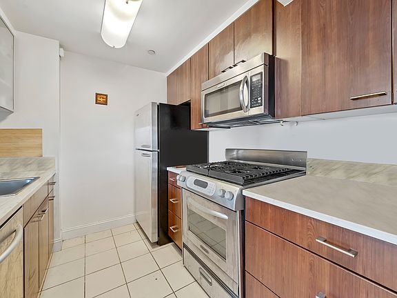 3rd image of 215 E 96th St #27J