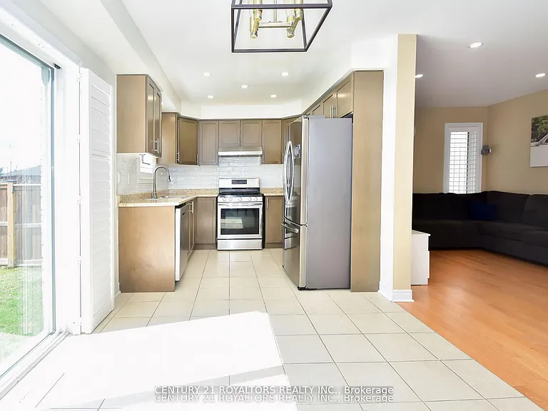 386 Thompson St — Photo 15