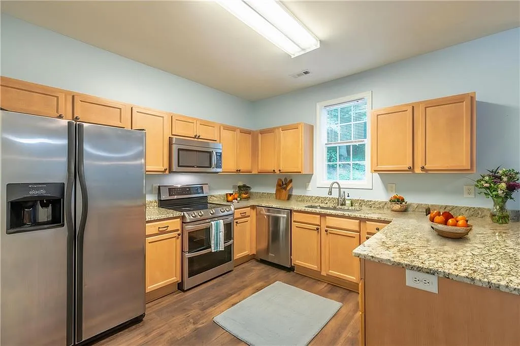 4 bed, 2.5 bath, 2349 sqft, $2,700 — Photo 3
