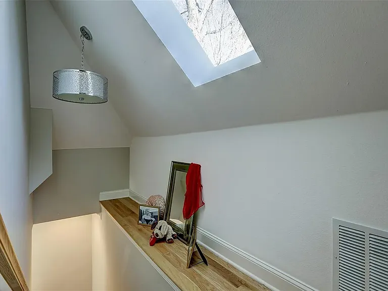 2235 Irving St — Photo 11