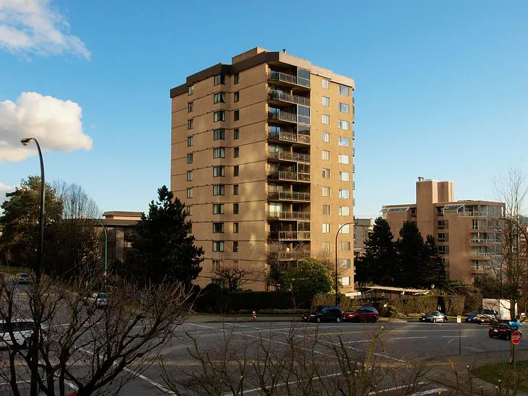 444 Lonsdale Ave — Photo 18