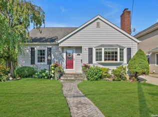 141 Saville Rd, Mineola, NY 11501