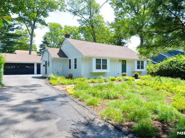 212 Godwin Ave, Wyckoff, NJ 07481