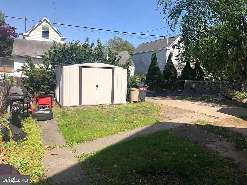 2nd image of 1104 Franklin St