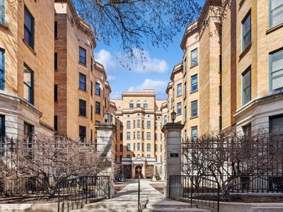 550 W Surf St #524, Chicago, IL, 60657