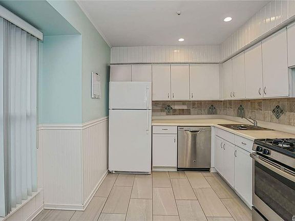 5th image of 10 Hemlock Ct