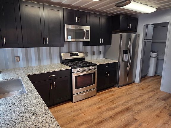3rd image of 310 E Burbank St