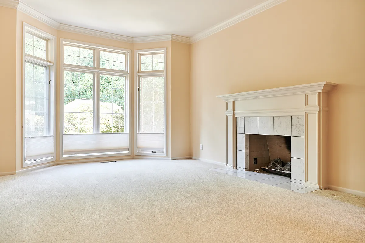 Living room - 14008 NE 27th St