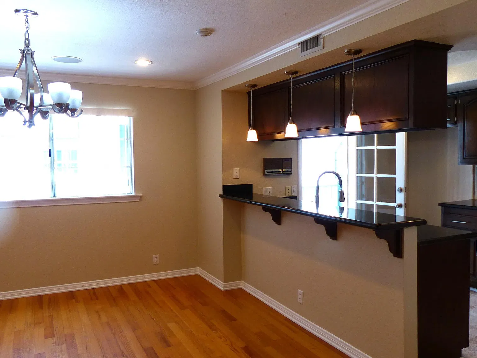 3 bed, 1900 sqft, $5,995 — Photo 2