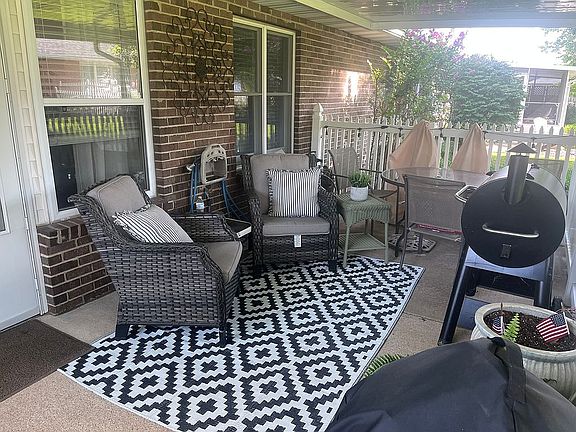 5th image of 303 E Green Tree Ln