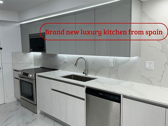 5th image of 18031 N Biscayne Blvd #502