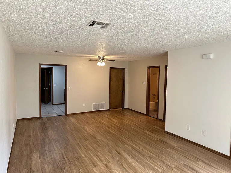 1307 Clearwater Dr — Photo 2