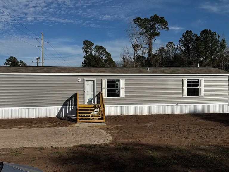 379 NE Chestnut Ave — Photo 1