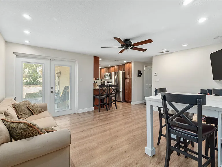 878 Evergreen Ave — Photo 9