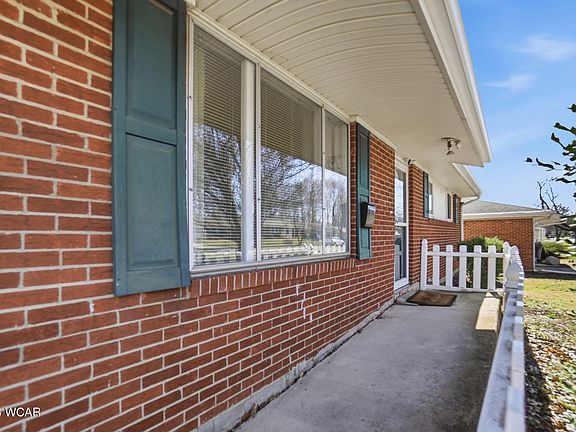 5th image of 926 Crestwood Dr