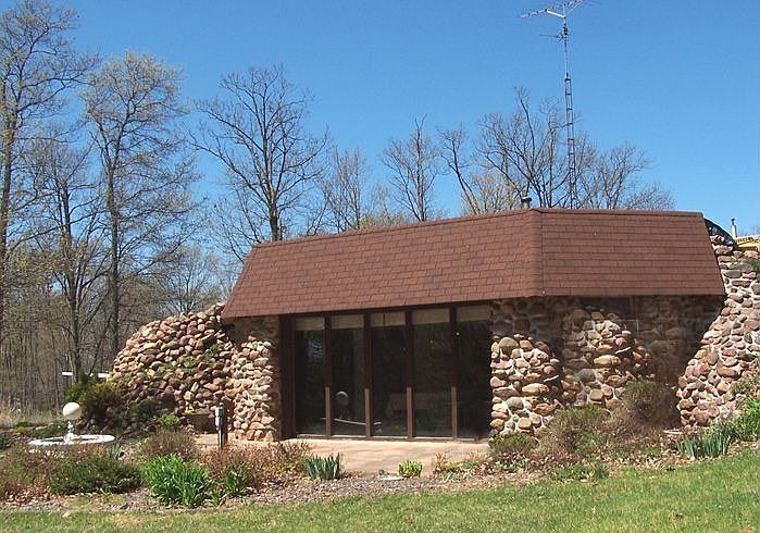 New Auburn, WI "Earth Home" - 7.38 Wooded Acres - 4 stall horse barn, pole bld