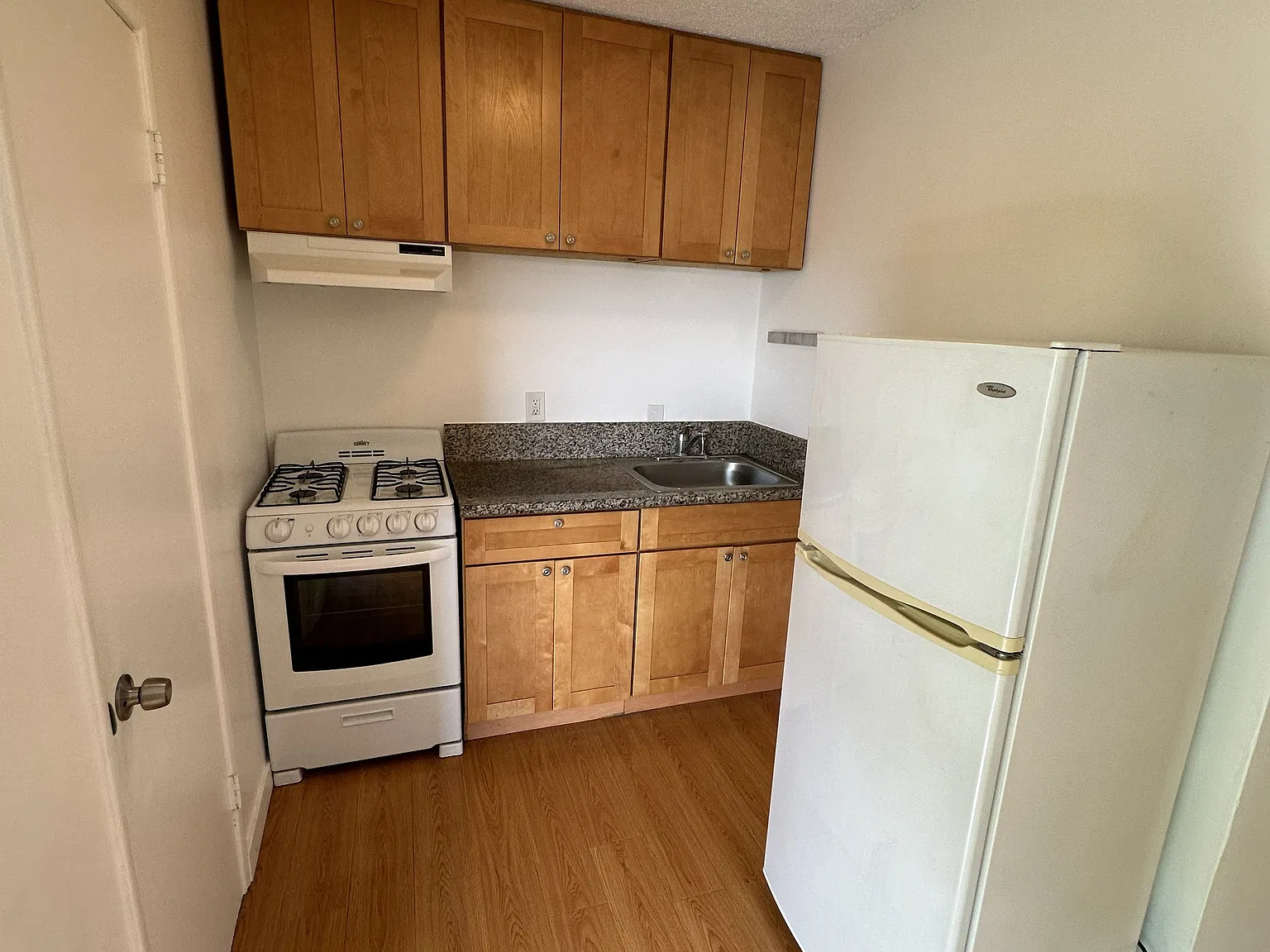 Studio, 400 sqft, $1,690 — Photo 4