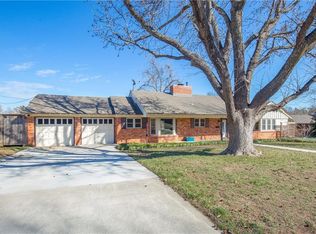 11 Village Dr, Chickasha, OK 73018