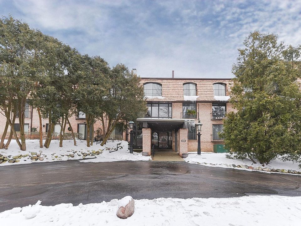 1st image of 600 W Russell St APT 102