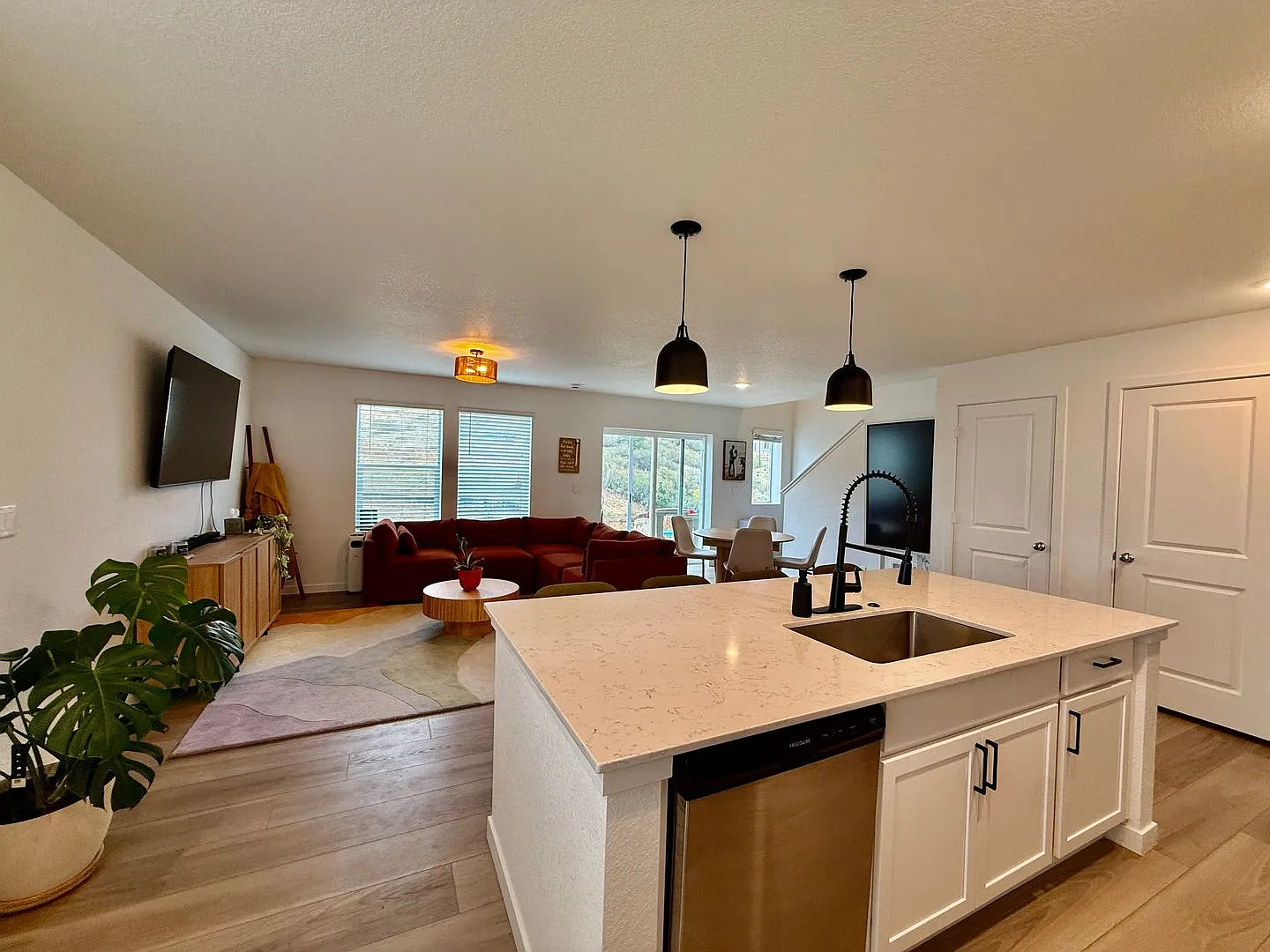 Beautiful New-Build 3-Bed Home on Corner Lot West Side Colorado Springs — Photo 4