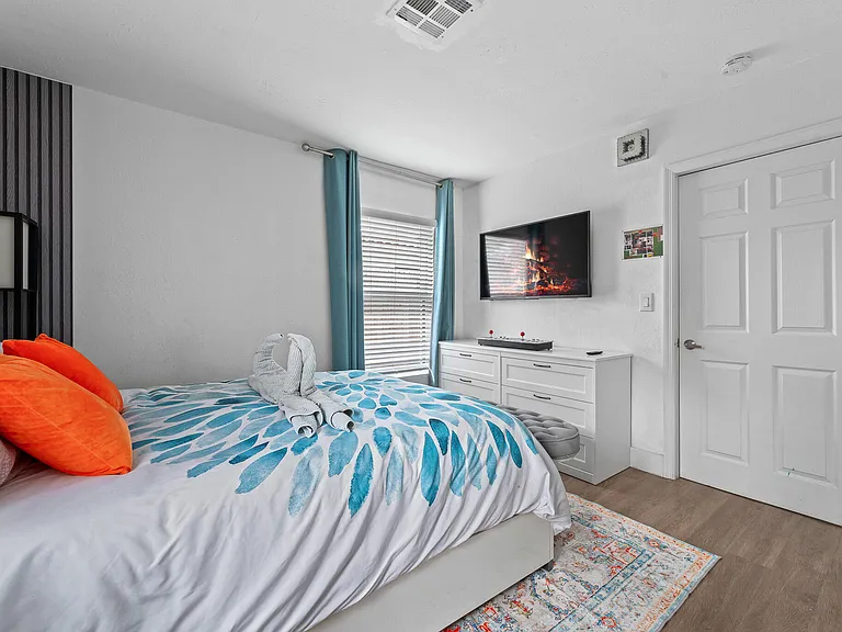 3961 NE 10th Ave — Photo 11