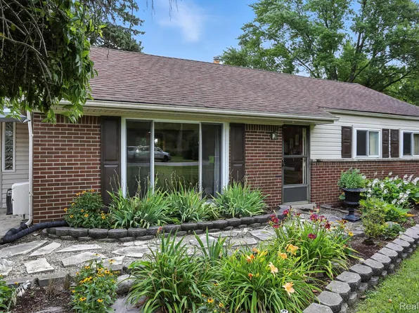 37772 Ingleside St, Clinton Township, MI 48036