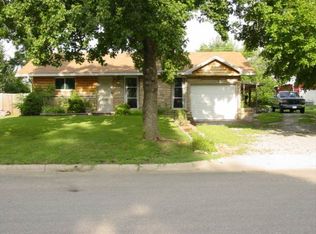 157 Crescent Dr, Lebanon, MO 65536