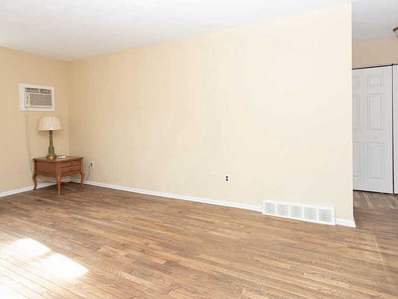 4th image of 921 Woodview Dr