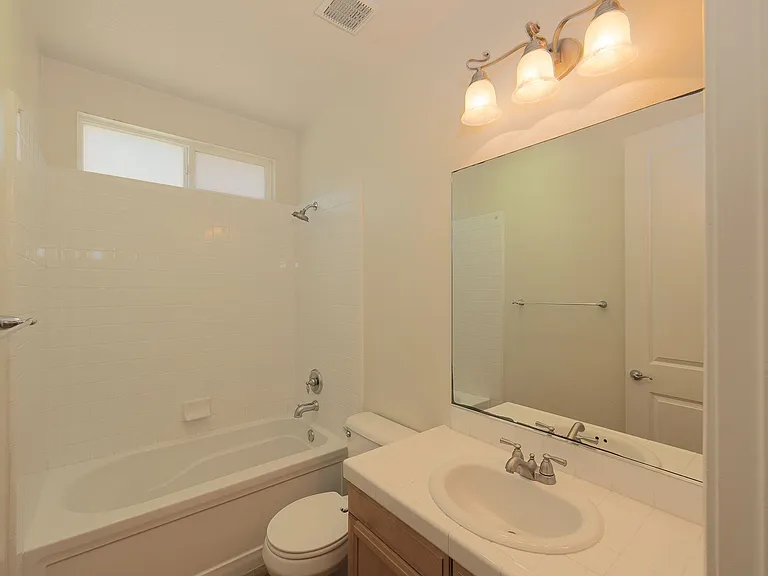 326 Lakeview Ct — Photo 7