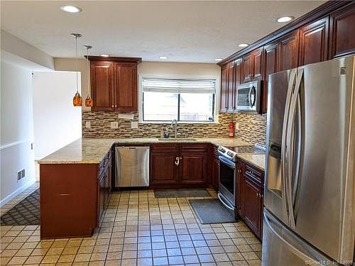4th image of 36 Lantern Cir
