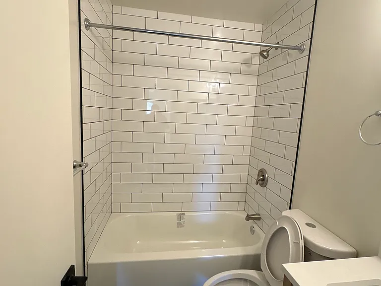 514 E Oak St #A — Photo 8