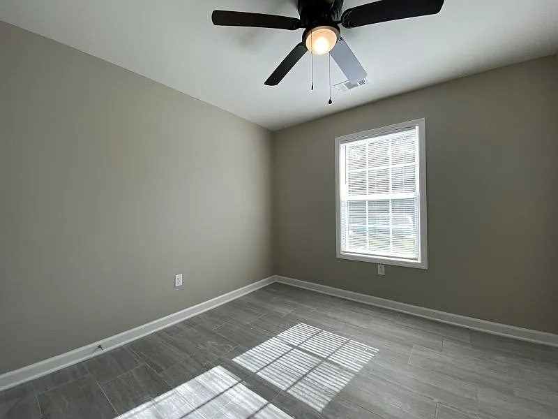 2412 Loop Acres Dr — Photo 4