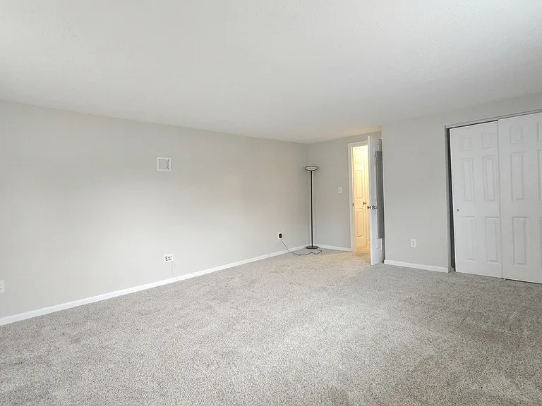 1032 Valley Stream Rd — Photo 10