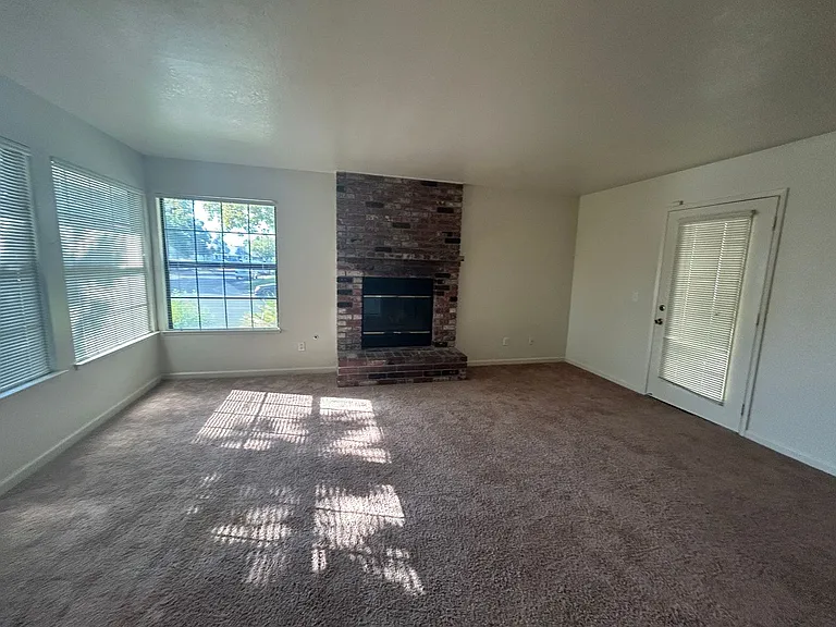 9428 Newington Way — Photo 6