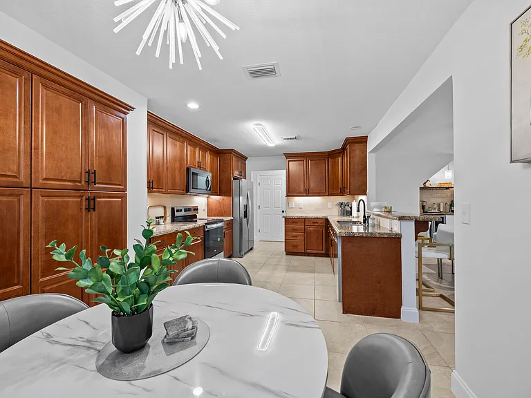 2400 Seaford Dr — Photo 5