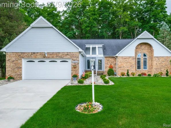 1109 S Lake Valley Dr, Fenton, MI 48430