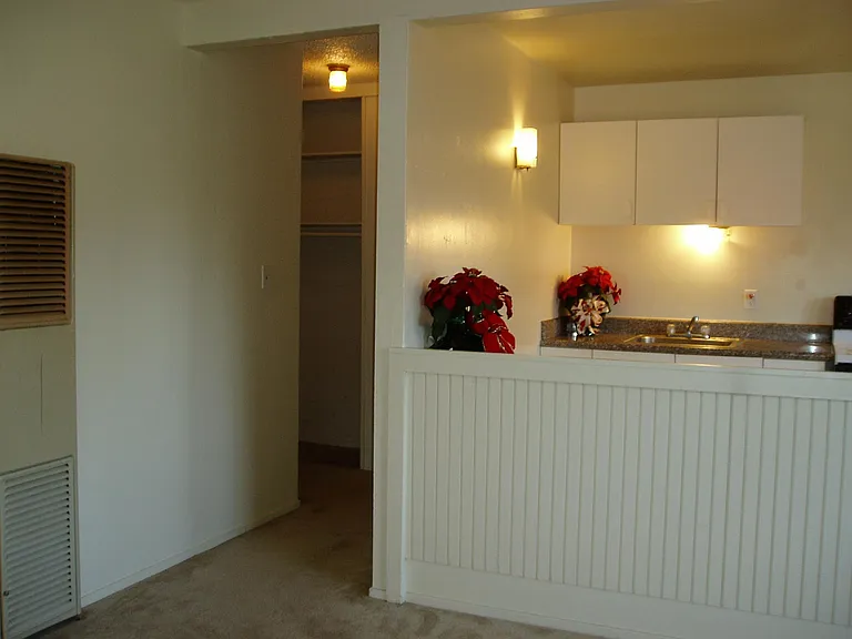 1058 Roewill Dr — Photo 10