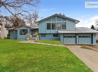 8001 Rosewood Dr, Prairie Village, KS 66208