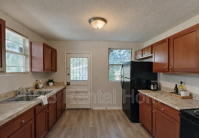 1593 W 21st St — Photo 4