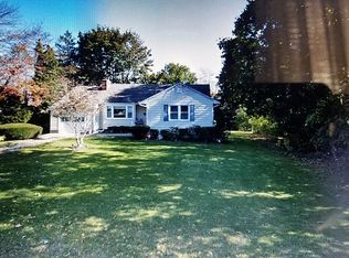 16 Meriden Pl, Melville, NY 11747