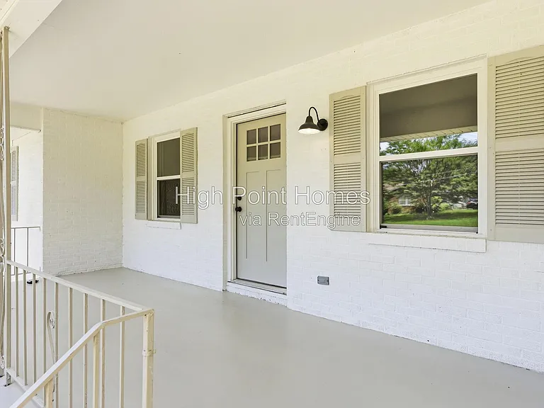 114 Alpine Dr — Photo 2