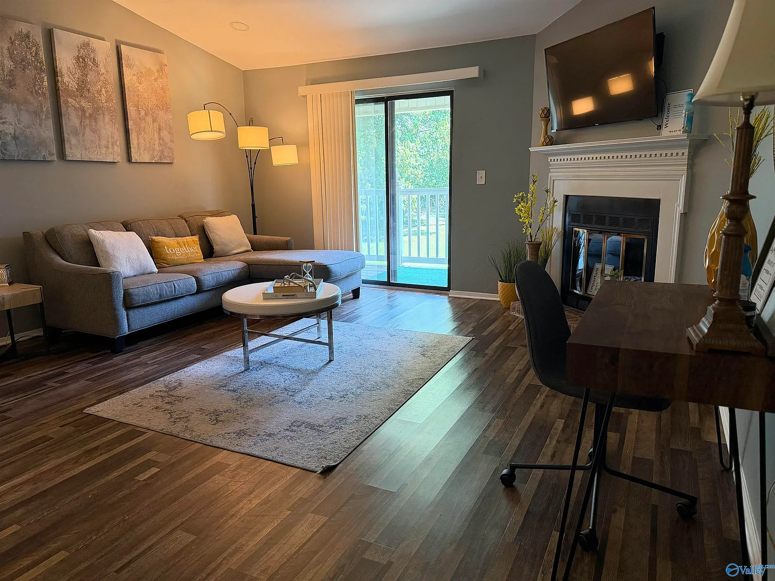 1 bed, 1.0 bath, 741 sqft, $1,100 — Photo 2