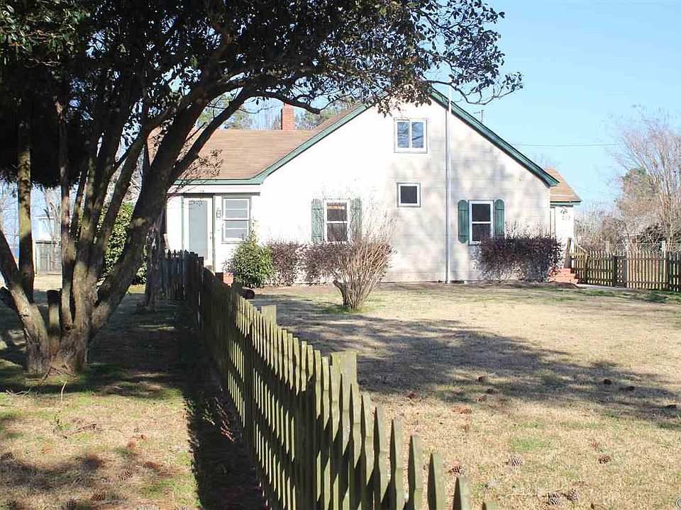 2nd image of 213 Halls Harbor Rd