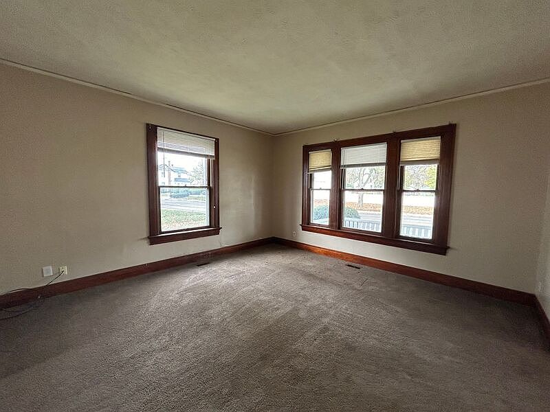 1st image of 206 E Main St