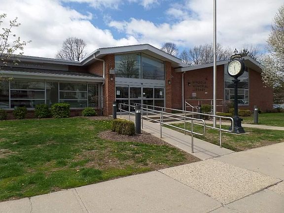 3rd image of 396 Jackson Ave