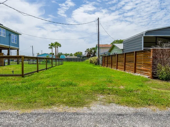 719 E Hackberry St, Rockport, TX 78382