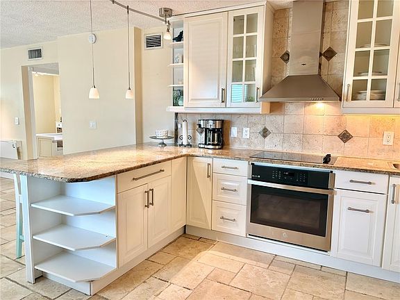 5th image of 18650 GULF BOULEVARD #315