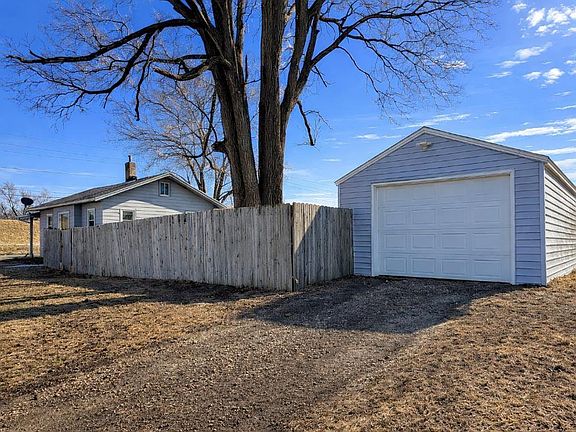 3rd image of 402 Black Hawk Rd