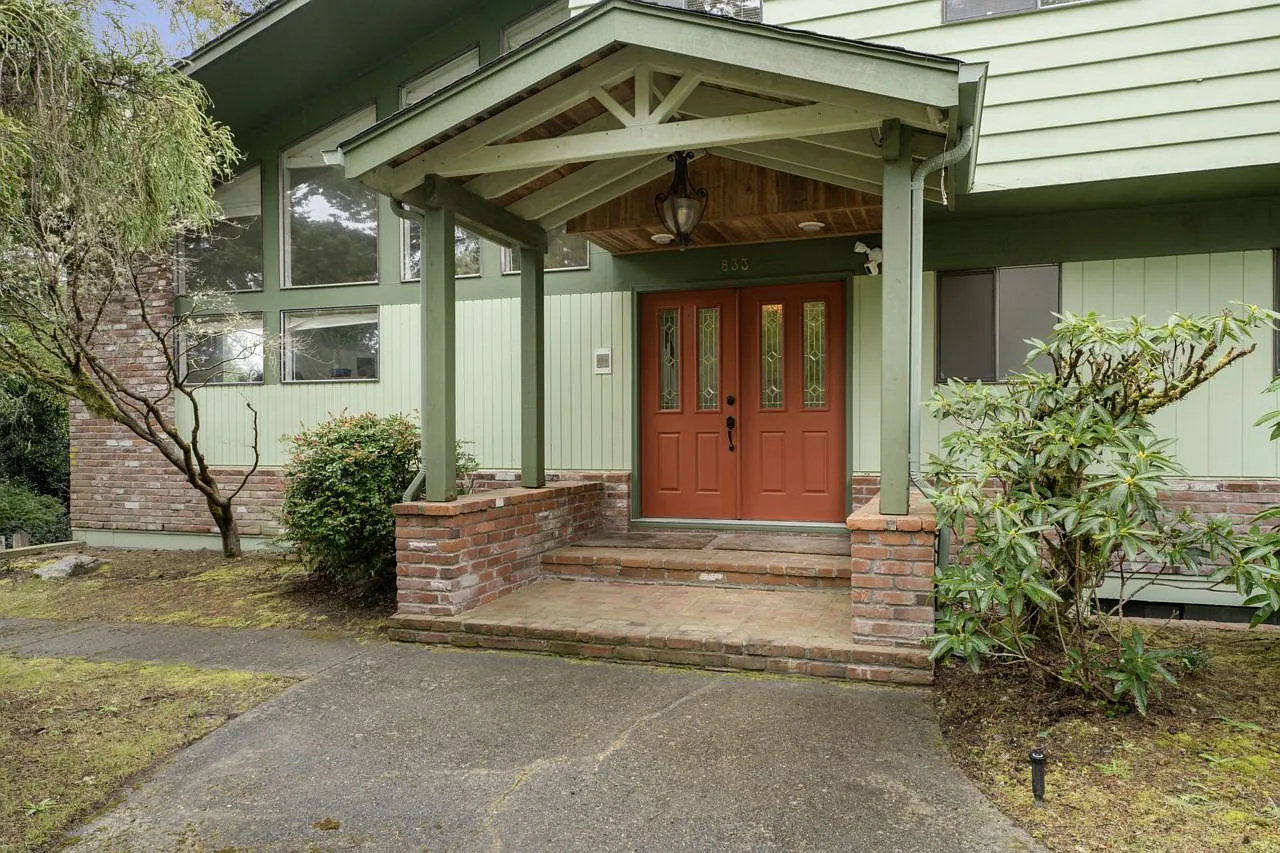 4 bed, 3.5 bath, 3884 sqft, $3,100 — Photo 1